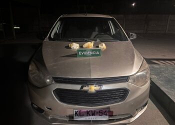 En Ñuble 🚘 Anoche automóvil circulaba con sus luces apagas y en su interior llevaba drogas.
