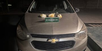 En Ñuble 🚘 Anoche automóvil circulaba con sus luces apagas y en su interior llevaba drogas.