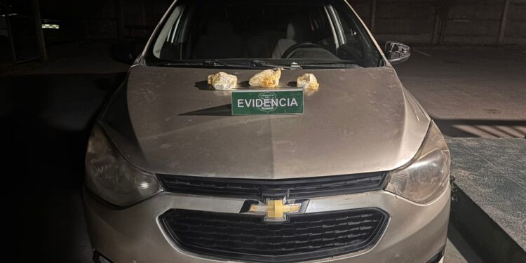 En 脩uble 馃殬 Anoche autom贸vil circulaba con sus luces apagas y en su interior llevaba drogas.