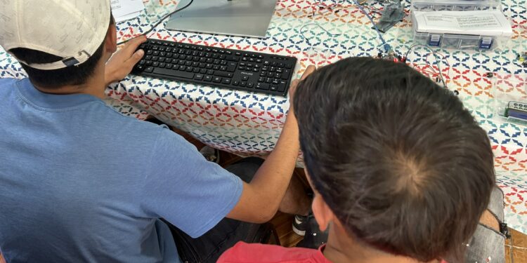 Jóvenes ñublensinos en proceso de reinserción adquieren nuevas herramientas de aprendizaje a través de la robótica.