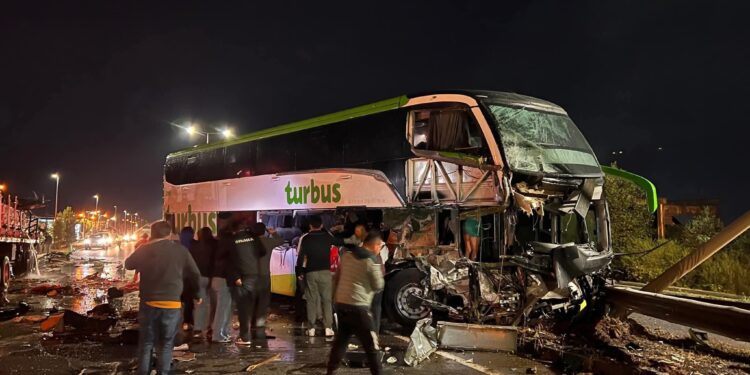 AHORA馃敶 Tr谩gico accidente de tr谩nsito deja personas fallecidas en ruta 5 Sur.