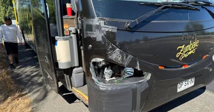 AHORA 馃敶 ACCIDENTE DE TR脕NSITO INVOLUCR脫 A BUS DEL GRUPO Z脷MBALE PRIMO EN LA RUTA 5 SUR.