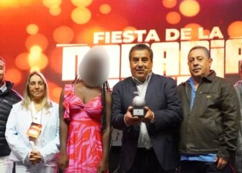 Humorista Dino Gordillo habría dado un beso en la boca a una niña en un festival.