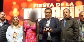 Humorista Dino Gordillo habría dado un beso en la boca a una niña en un festival.