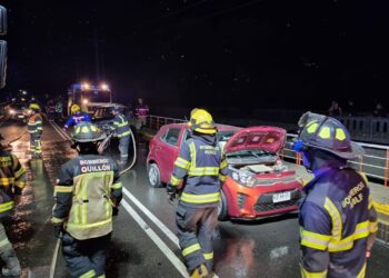 COLISIÓN FRONTAL EN PUENTE EL ROBLE DEJA DOS PERSONAS LESIONADAS EN ÑUBLE.