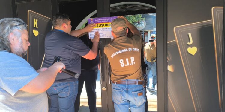 Carabineros y municipio clausuran local comercial en San Carlos