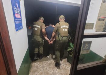 Carabineros detuvo a 2 sujetos por robo con violencia en San Ignacio.