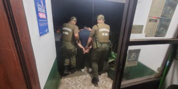 Carabineros detuvo a 2 sujetos por robo con violencia en San Ignacio.