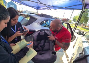 SIEMPRE EN SILLA, NUNCA EN BRAZOS: ASESORAMIENTO SOBRE SISTEMAS DE RETENCIÓN INFANTIL FORTALECE LA SEGURIDAD VIAL EN SAN CARLOS.