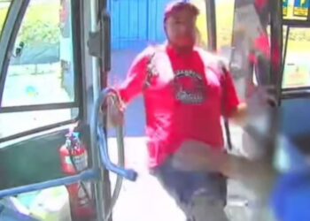 Conductor es agredido por pasajero que no quería pagar su pasaje.