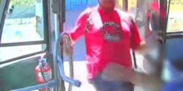 Conductor es agredido por pasajero que no quería pagar su pasaje.