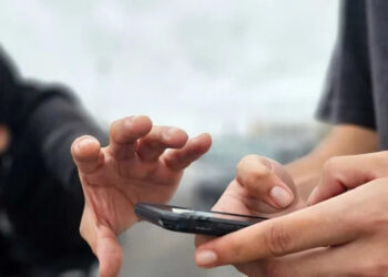 Delincuentes asaltan a mujer para robarle su celular en el centro de Chillán.