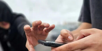 Delincuentes asaltan a mujer para robarle su celular en el centro de Chillán.