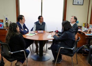 Alcalde de Bulnes recibe al Ministro de Vivienda y coordinan acciones en reconstrucción y campamentos.