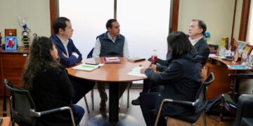 Alcalde de Bulnes recibe al Ministro de Vivienda y coordinan acciones en reconstrucción y campamentos.
