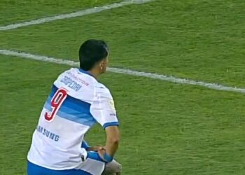 Jugadores de la UC critican el estado de la cancha del Nelson Oyarzún de Chillán.