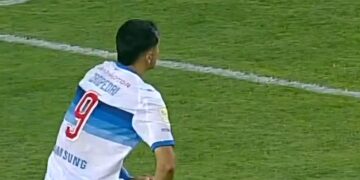 Jugadores de la UC critican el estado de la cancha del Nelson Oyarzún de Chillán.