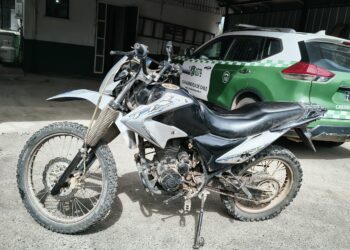 Motociclista es detenido por transitar en moto con su chasis borrado.