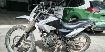 Motociclista es detenido por transitar en moto con su chasis borrado.