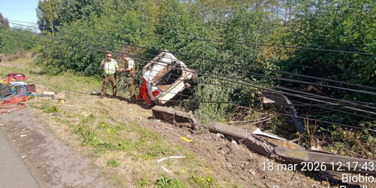 ÚLTIMO MINUTO EN ÑUBLE 🔴 Vehículo choca con poste de alumbrado público en sector Puente Ñuble.