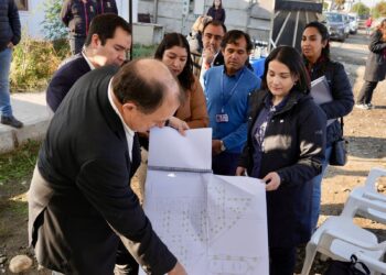 MINISTRO DE VIVIENDA ANUNCIA MEDIDAS INMEDIATAS PARA SOLUCIONAR SITUACIÓN DE 60 VIVIENDAS CON FALLAS Y PARALIZADAS EN PUEBLO SECO.