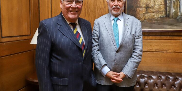 AHORA: Ministro Jaime Campos ratifica a Carlos Furche como director nacional de INIA.