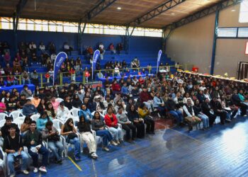 Municipalidad de Bulnes entrega beca de transporte a 351 estudiantes de educación superior.