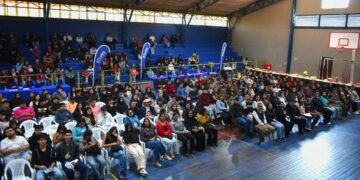 Municipalidad de Bulnes entrega beca de transporte a 351 estudiantes de educación superior.