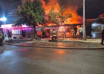 Esta madrugada incendio destruye dos viviendas y deja una persona fallecida en 👉 Ñuble.