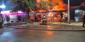 Esta madrugada incendio destruye dos viviendas y deja una persona fallecida en 👉 Ñuble.
