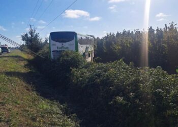 MOP destaca apoyo a pasajeros tras volcamiento de bus en la Ruta 5 Sur en Ñiquén.