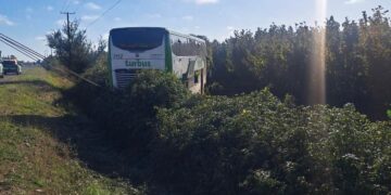 AHORA🚨Bus se volcó en las cercanías de San Carlos región de Ñuble…Hay personas lesionadas.