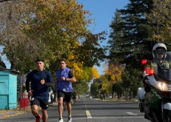 Corrida familiar y caminata canina marcaron celebración de los 99 años de Carabineros con masiva participación.
