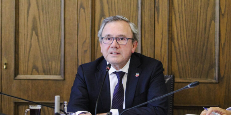 Sanhueza propone dar urgencia a proyecto del SAE y avanzar con mejoras durante su tramitación.