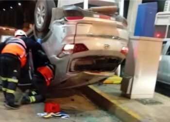 Automóvil se volcó y colisionó al peaje Agua Amarilla.