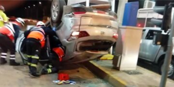 Automóvil se volcó y colisionó al peaje Agua Amarilla.