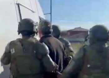 Detienen a dos hombres por transacción de drogas en Villa Las Almendras.