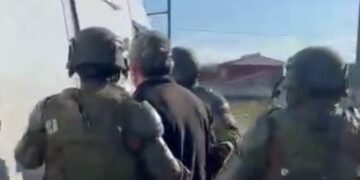 Detienen a dos hombres por transacción de drogas en Villa Las Almendras.