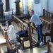 Le roban a una feligresa mientras rezaba al interior de una iglesia ⛪️