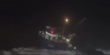 EMBARCACIÓN ENCALLA EN RINCONADA DE TAUCÚ: 11 TRIPULANTES RESULTARON ILESOS.