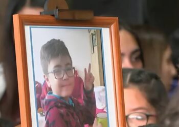 AHORA⚫️Niño de 8 años murió luego de consumir hamburguesa contaminada.
