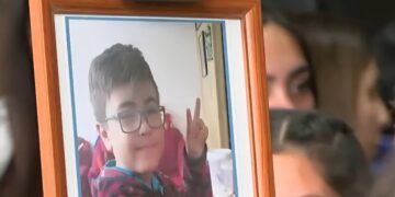 AHORA⚫️Niño de 8 años murió luego de consumir hamburguesa contaminada.