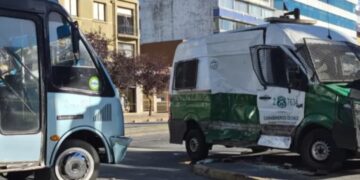 Esta tarde colisión de vehículo policial con microbus dejó varios heridos en Concepción.