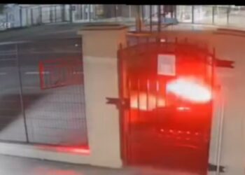 Vehículo se volcó frente a un domicilio en Chillán.