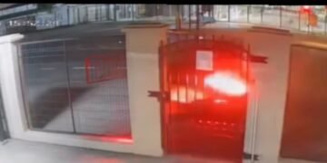 Vehículo se volcó frente a un domicilio en Chillán.