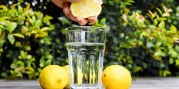¿Se puede bajar de peso con agua y limón? aquí te lo contamos.