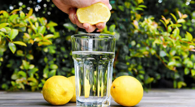 ¿Se puede bajar de peso con agua y limón? aquí te lo contamos.