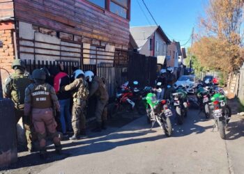 Procedimiento policial en villa Las Almendras dejó 20 detenidos.