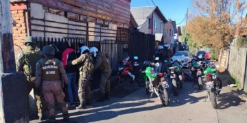 Procedimiento policial en villa Las Almendras dejó 20 detenidos.