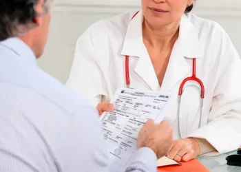 A TRAVÉS DE ENCUESTA CADEM 🇨🇱  El 81% de los chilenos respalda al presidente Kast a que despida a los funcionarios públicos por licencias médicas falsas.